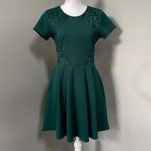 ALYA FRANCESCA’S CLOSET HUNTER GREEN SHORT SLEEVE DRESS WITH POCKETS